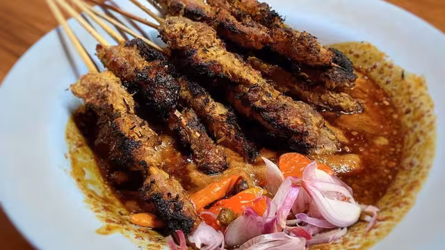 Sate Klopo Ondomohen Bu Asih Kenapa Beda dari Sate Biasa?