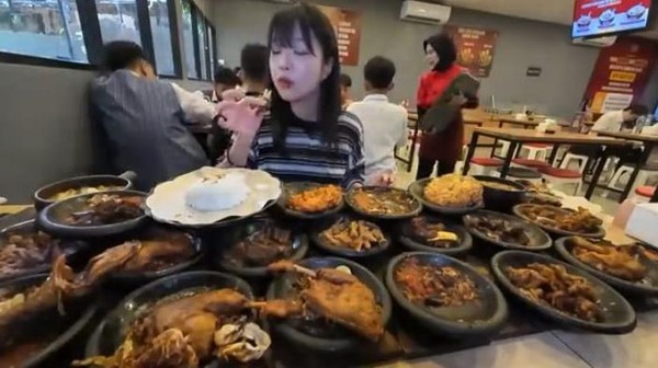 Tzuyang Kembali Mukbang di Indonesia, Kenapa Kuliner Lokal Menarik Perhatian Food Vlogger Korea?